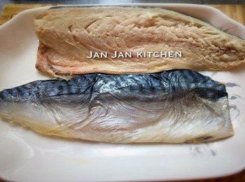 step1: 鯖魚解凍洗淨抹乾，用少許海鹽略醃，將調味料混合，掃上魚的兩面醃一會。