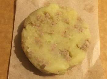 step3: 用個大碗將所有材料攪均，然後用匙羹和手將薯蓉放在牛油紙/吸油紙上整好圓型，最後放入冰箱雪至硬身就可以煎