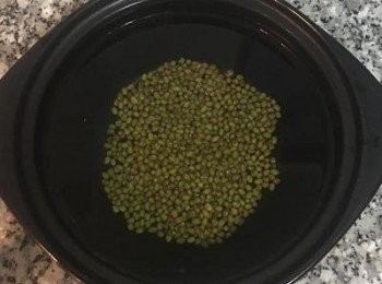 step1: 綠豆洗淨後挑去破裂的，直接加水，中大火煮滾後再滾個5分鐘即可。