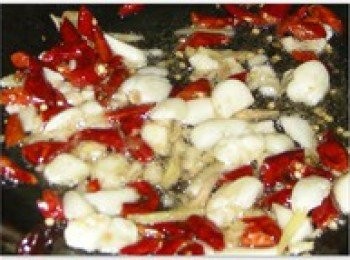 step7: 把四季豆撈出後，把鍋中多餘的油，裝到碗中，鍋中留點底油，油熱倒入乾辣椒，蒜頭，薑絲爆香一下