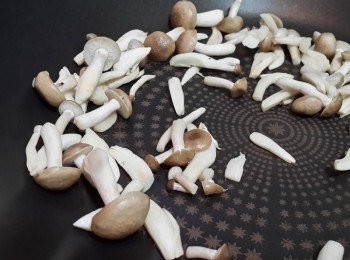 step2: 乾鍋鮮炒香鴻喜鍋.炒至菇面略帶水潤感即可起鍋 (新鮮蕈菇類都會有種霉味(原本就是發霉才長菇的嘛).乾鍋先炒過.可以消除濕氣霉味.還會鎖住菇類的鮮甜喔!!