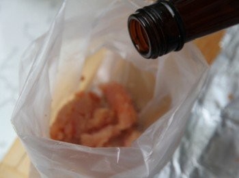 step3: 取一小塑膠袋將明太子放入，倒入清酒後用手輕輕搓揉入味，於塑膠袋切小口。