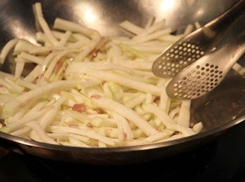 step2: 鍋中倒入少許油開火爆香紅蔥後放入胡瓜絲拌炒，加入開水轉大火蓋上鍋蓋悶煮，胡瓜約7~8分熟後放入蛤蜊與鮮蝦