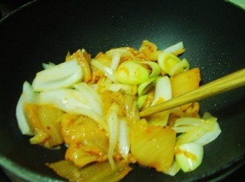 step2: 2.熱鍋後加入香油1大匙ˊ然後將泡菜/洋蔥/蒜白/香炒