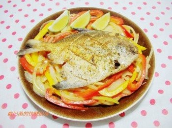 step6: 完成的蔬菜平鋪於盤底ˊ然後再擺上白鯧魚並隨意灑點自己喜歡的椒鹽即可