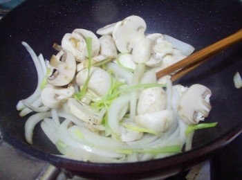 step4: 依序將蘑菇ˊ蔥ˊ拌炒均勻