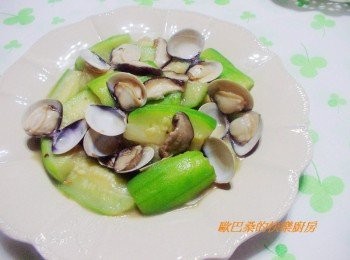 step4: 爽味美又帶點特別香氣的 【泰泰風暹蝦醬】~蛤蜊鮮菇炒絲瓜就完成囉。