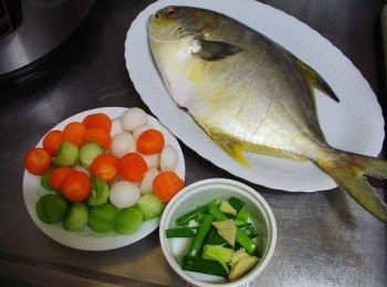 step1: 先準備好所需<span class="group_1">材料</span>如照片圖ˊ蔥切段ˊ薑切片備用