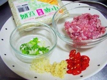 step1: 先準備好所需<span class="group_1">材料</span>ˊ豆腐切小方塊ˊ 蔥/薑/蒜/切細末ˊ辣椒切小圈備用