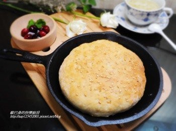 step7: 7.簡單樸實的免揉~【亞麻子烙餅】就完成囉~
因為今天是用平底鍋完成，為了可以烘烤均勻所以桿成烙餅模樣