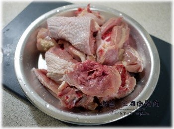 step1: 雞塊放入保鮮袋裡，加入少許鹽、義式綜合香料、紅酒密封後，放入冰箱冷藏二小時