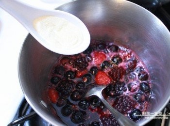 step10: <span class="group_3">表面莓果淋醬</span>倒入吉利丁粉拌勻、放涼。