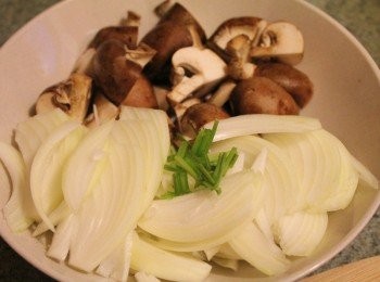 step3: 同時將蔬菜類備齊. 我用了洋蔥,鮮香菇, 蒜末