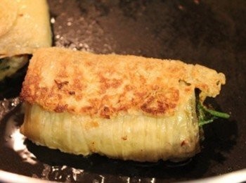 step3: 用少許的油將豆包捲兩面煎至金黃