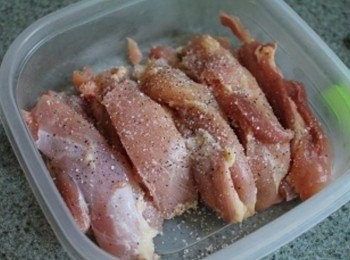 step1: 將雞腿排一片切4 or 5條雞柳. 用鹽巴/黑胡椒調味