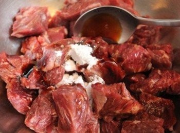 step1: 將牛排肉切丁, 與醃醬攪拌均勻後, 醃15分鐘