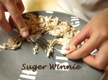 step3: <a href="https://bit.ly/3EZL8dD" target="_blank" data-keyword="雞胸" class="guide-link"><strong>雞胸</strong></a> <span style="display:inline-block;vertical-align:middle;margin-top:-3px;color:initial;border-radius:3px;padding:2px 3px;font-size:12px;line-height:14px;background:#87d300;color:#fff;">即買</span> 肉放涼用叉子剝肉絲(可以用手撕,但會比較花時間,用刀切口感較差)