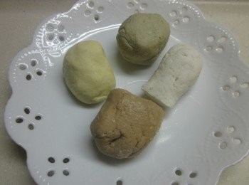 step3: 白湯圓的糯米粉取約20g加水成小粉團(水要分次慢慢加,不要太黏),煮一鍋水,水滾加入小粉團煮到浮起來即可撈起放在剩餘的40g糯米粉一起搓揉,中途加入適量的水,最後成團不黏手(水要分次加,不要太黏),其他3個顏色的糯米粉作法同上