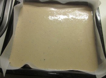 step5: 將粉漿倒入烤盤內,稍敲一下,放入烤箱以200度烤35-40分鐘即可