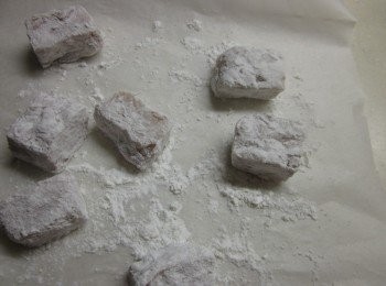 step6: 將作法5.涼糕倒在烘焙紙上灑些太白粉防沾,切成適當大小,食用前淋上鷹牌煉奶1大匙,灑上草莓丁即可享用