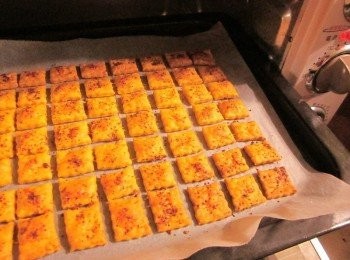 step7: 以170度烤20-25分(如果中間的餅乾不夠熟,先拿出外圍的再調頭續烤5-10分),拿出冷卻後撥開呈小塊即可