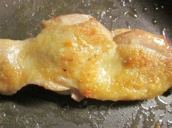 step2: 鍋中不放油將雞腿皮朝下煎到金黃,翻面蓋鍋蓋續煎到熟,盛起備用