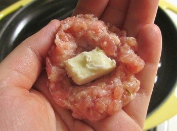 step2: 將<span class="group_2">肉丸</span>材料絞肉.蛋. Pizza草.橄欖油.麵包粉及少許塩攪拌均勻,中間包一塊起司,捏成一顆顆<span class="group_2">肉丸</span>