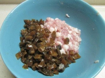 step2: 脆瓜切成小丁放入絞肉