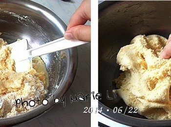 step3: 木薯粉與糯米粉都不會產生筋性
所以可以放心地大力搓揉都沒關係的
先用刮棒將所有材料攪拌成團
最後再用手指將麵團捏合
到最後的麵糰會是帶點濕度與黏性的軟Q麵團