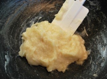 step2: 邊煮邊攪拌，煮至麵糊變得濃稠，攪拌時鍋底可以清楚畫出線條，離火放涼備用