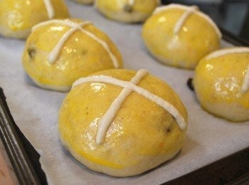 step14: 將封口袋剪一小角，於麵團上畫出十字線條