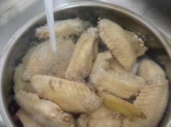 step3: 立即將<a href="https://bit.ly/3zHU5V3" target="_blank" data-keyword="雞翼" class="guide-link"><strong>雞翼</strong></a> <span style="display:inline-block;vertical-align:middle;margin-top:-3px;color:initial;border-radius:3px;padding:2px 3px;font-size:12px;line-height:14px;background:#87d300;color:#fff;">即買</span> 盛起，放於水喉中沖水10分鐘。