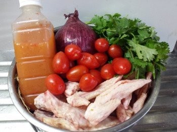 step1: 將所有<span class="group_2">配料</span>洗淨，切好，備用。