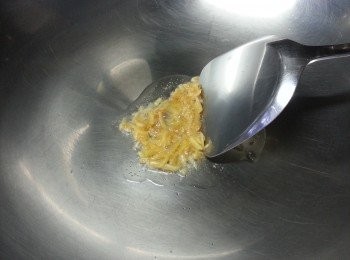 step3: 用1湯匙油起油鑊,先爆香蒜蓉