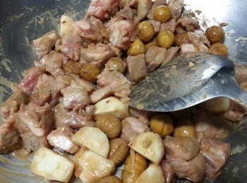 step4: 加入排骨兩邊略為煎一煎鎖住肉汁,鑽少許酒,再加入栗子.馬蹄略炒一炒