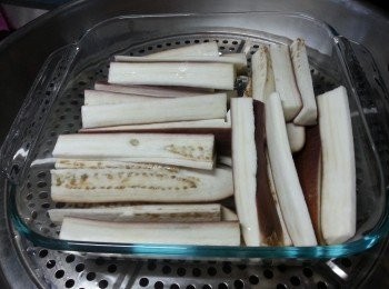 step1: 茄子洗淨切段再切條狀,大火蒸15分鐘倒去水份備用