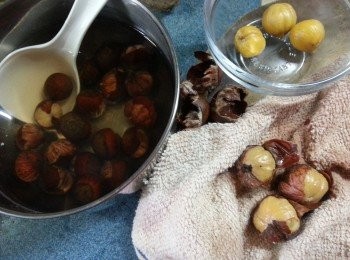 step2: 栗子用熱水煮2分鐘用毛巾卒去皮備用