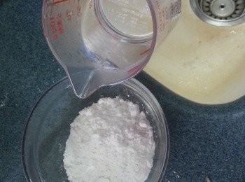 step3: 加70ml滾水一次過倒入澄麵粉裡攪溶,單一方向攪.蓋上碟休息10分鐘待用