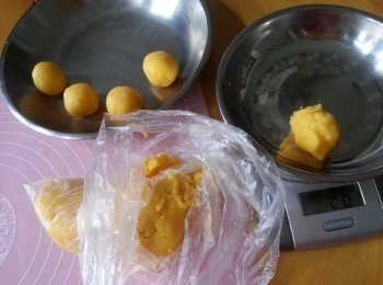 step12: 包餡做法:
將以雪好的奶黃餡平均分16份搓圓備用