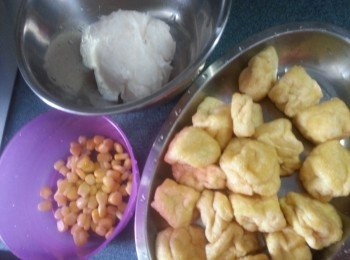 step1: 準備好所有材料,豆腐卜巳洗淨揸去水份