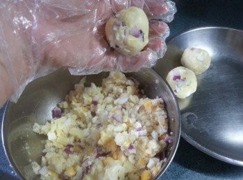 step4: 將各材料拌勻,壓成一粒粒圓短形狀,放入雪櫃雪起碼1小時以上待更硬身