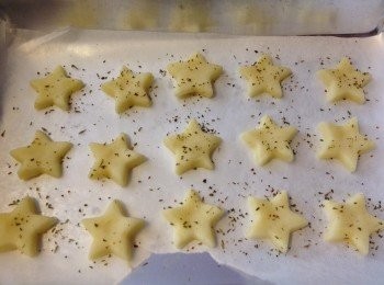 step7: 預熱焗爐180分鐘，並在薯塊上灑上香草