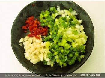 step2: 青蔥、辣椒洗淨後，與蒜頭切成丁狀後，放置於盤中備用。