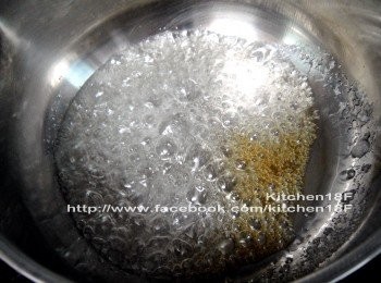 step11: <span class="group_3">C焦糖液</span> 全程小火，剛開始切勿晃動鍋子或攪拌糖水。(約3分鐘)就會出現鍋緣焦糖化，這時才用湯匙將焦糖化部份，由外往內輕輕拌入均勻。