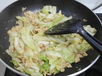 step4: 炒到高麗菜變熟即可:) 如果覺得味道太淡再加鹽調味就好囉~~