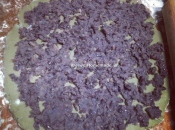 step10: 用抹刀塗抹紅豆餡，均勻鋪上。