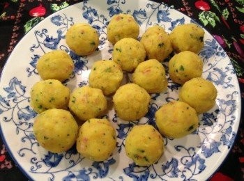 step6: 然後取適量薯泥混合料揉成一個直徑約 4cm的球狀。（球狀的大小可依個人喜歡）將揉好的圓球放入冰箱裡冷藏約1.5小時至稍微硬化一點，炸時才不易鬆散。