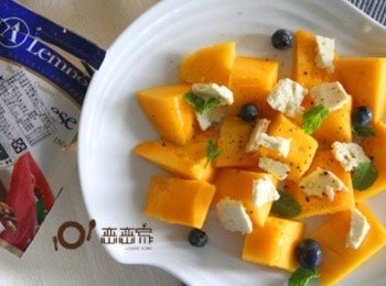 step2: 2.灑上少許橄欖油與黑胡椒點綴上薄荷葉，食用時芒果+起司乾酪+薄荷葉，滋味妙不可喻……