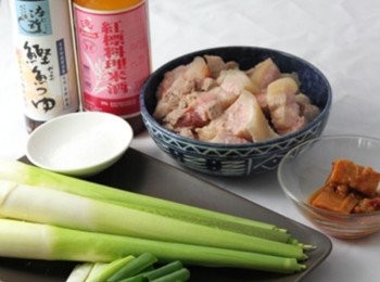 step1: 將五花肉入滾水川燙取出冷水浸泡，涼後切約1cm厚片。茭白筍洗淨切滾刀塊。豆腐乳放入容器用叉子將豆腐乳壓成泥。