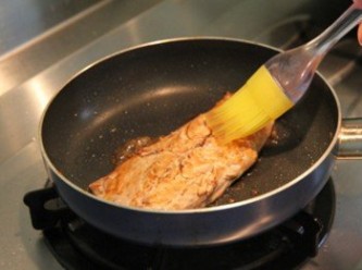 step4: 平底鍋加入少許油加熱，放入鯖魚片兩面煎熟後均勻刷上<span class="group_2">照燒醬</span>。將鯖魚與烤時蔬擺盤，白飯可灑上少許七味粉裝飾即完成。